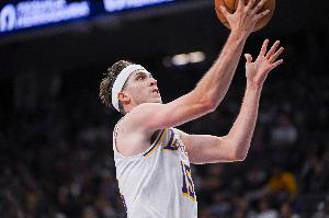 里夫斯：詹东缺阵的情况很容易让人躺平输球 但教练和团队没放弃