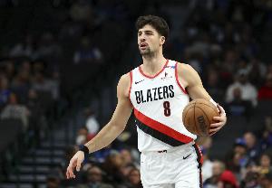 稳稳稳！阿夫迪亚首节8分钟 5中3&三分1中1贡献7分1板1助1帽