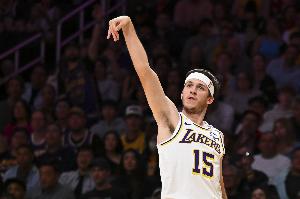 里夫斯：即使和詹姆斯&东契奇一起打球 我也会给自己背负很重责任