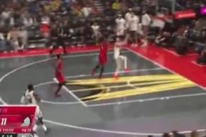 拿手好戏！布劳恩快下接球轻松上篮得分