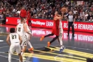 维持悬念！阿夫迪亚单打卡梅隆-约翰逊 转身强硬上篮打成2+1！