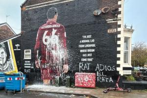 阿诺德在利物浦壁画今晨惨遭污损，涂鸦大字：“再见吧，老鼠”