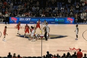 这么“激烈”！黄蜂VS鹈鹕开场跳球后 墨菲和塞克斯顿争球&再跳球