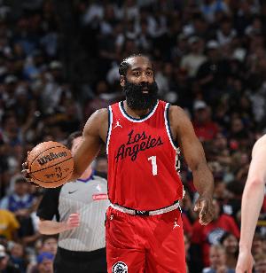 哈登近6场场均24.7分8.2助1.5断 命中率47.8% 三分45.1%