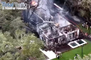 当地媒体：热火主教练斯波的家遭遇火灾 房子被大火完全烧毁