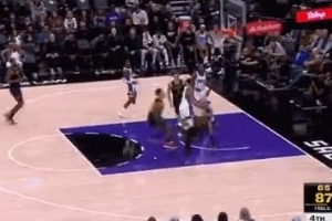 再次挑战成功！蒙克反击撞翻理查德被吹进攻犯规&国王挑战改阻挡