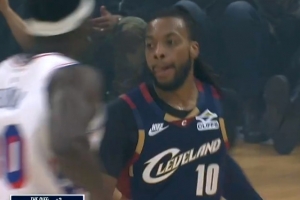 欢迎回来！加兰赛季首秀 底角三分空心命中拿到首分！